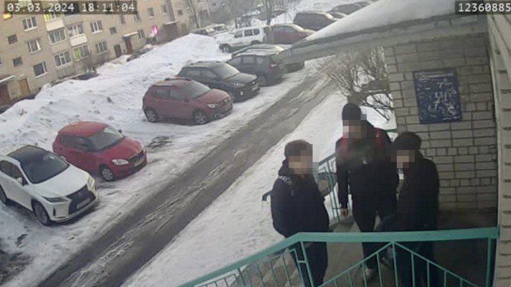 Подростки в соколе рисуют свастику Подростки в соколе рисуют свастику