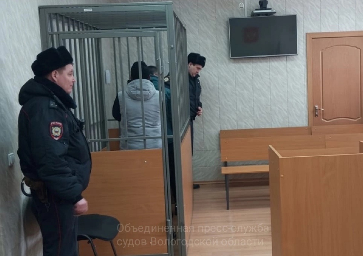 Подсудимые стесняются камеры Подсудимые стесняются камеры