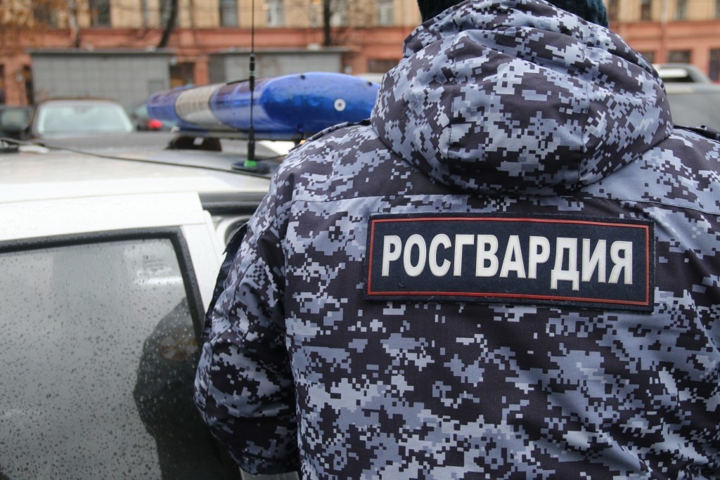 Сотрудник у машины Сотрудник у машины
