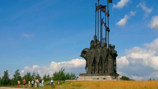 Памятник русским воинам и князю Александру Невскому в честь победы над немецкими рыцарями Ливонского ордена на льду Чудского озера в 1242 году.