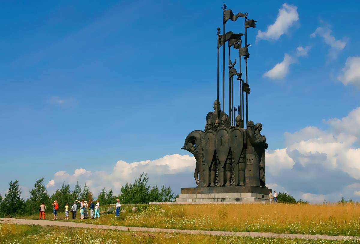 Памятник русским воинам и князю Александру Невскому в честь победы над немецкими рыцарями Ливонского ордена на льду Чудского озера в 1242 году.