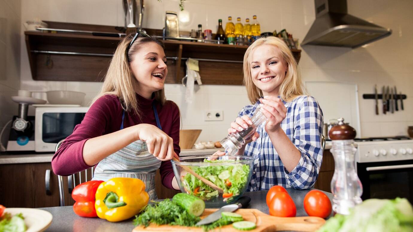 domestic-happy-female-morning-twins_1303-415