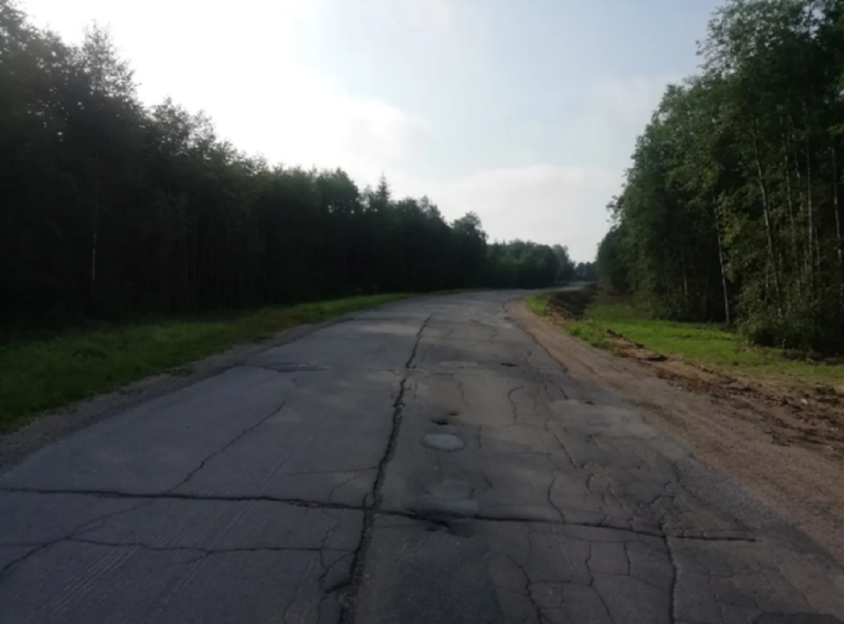 Дорога от трассы А-114 до Яганово давно разрушена. Но грузовики в распутицу могут добавить