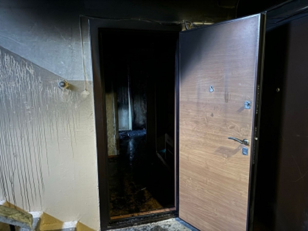 Дверь квартиры, где произошел пожар