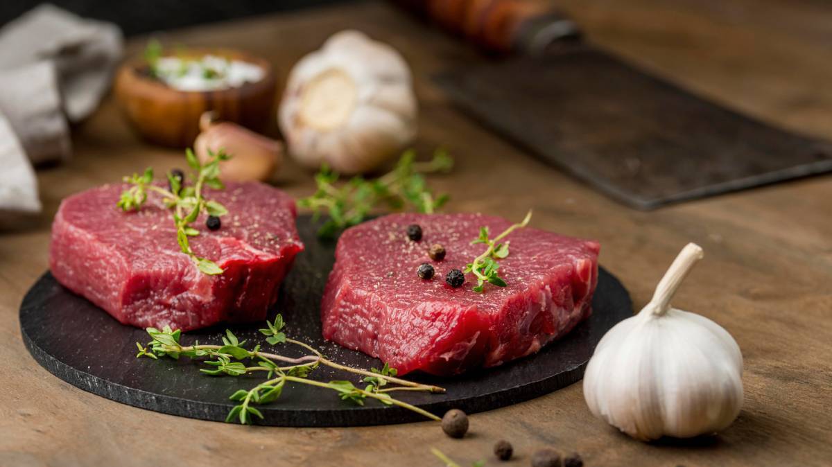Красное мясо в больших количествах и регулярно - это плохо