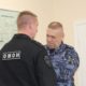 Сергей Логинов награждает сотрудника ОМОН