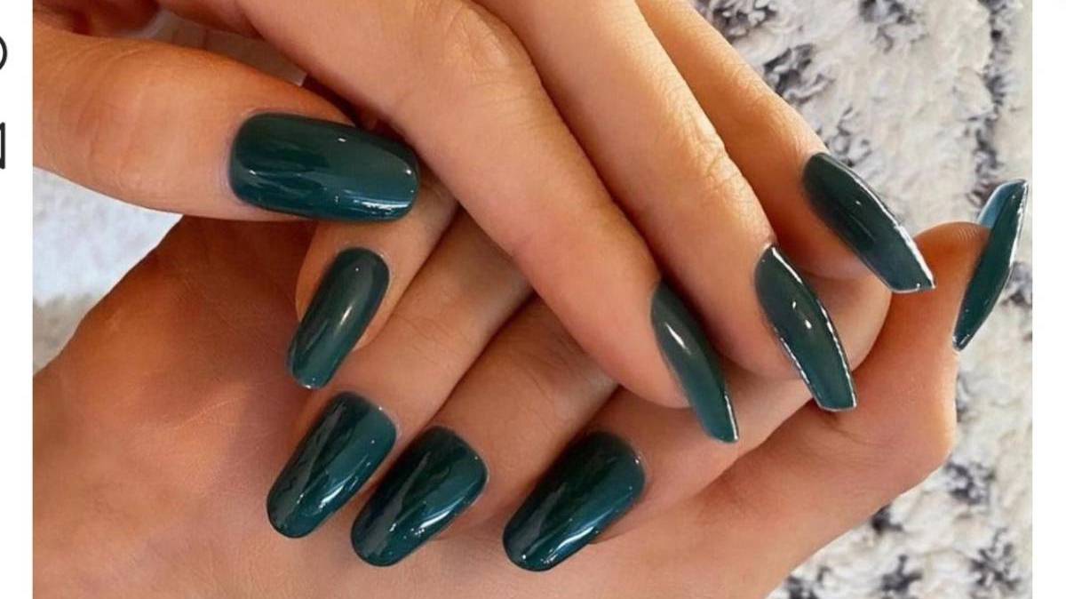 Сине-зеленый оттенок на ногтях смотрится дорого