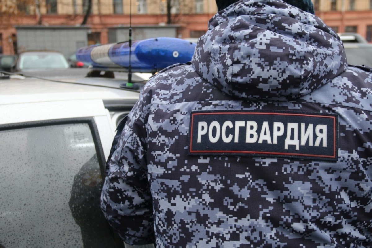 Сотрудник у машины Сотрудник у машины
