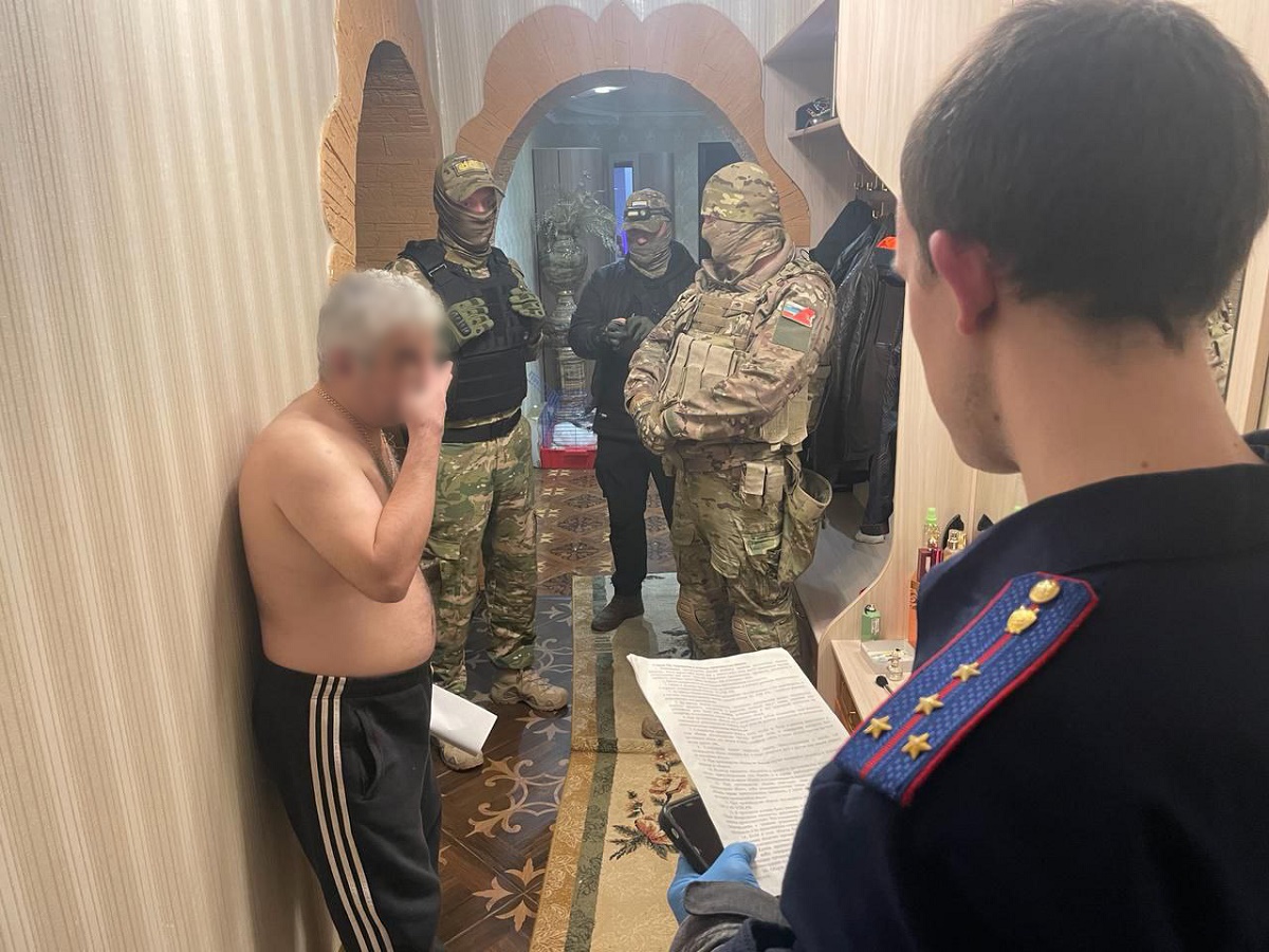 Задержанный стесняется камеры Задержанный стесняется камеры