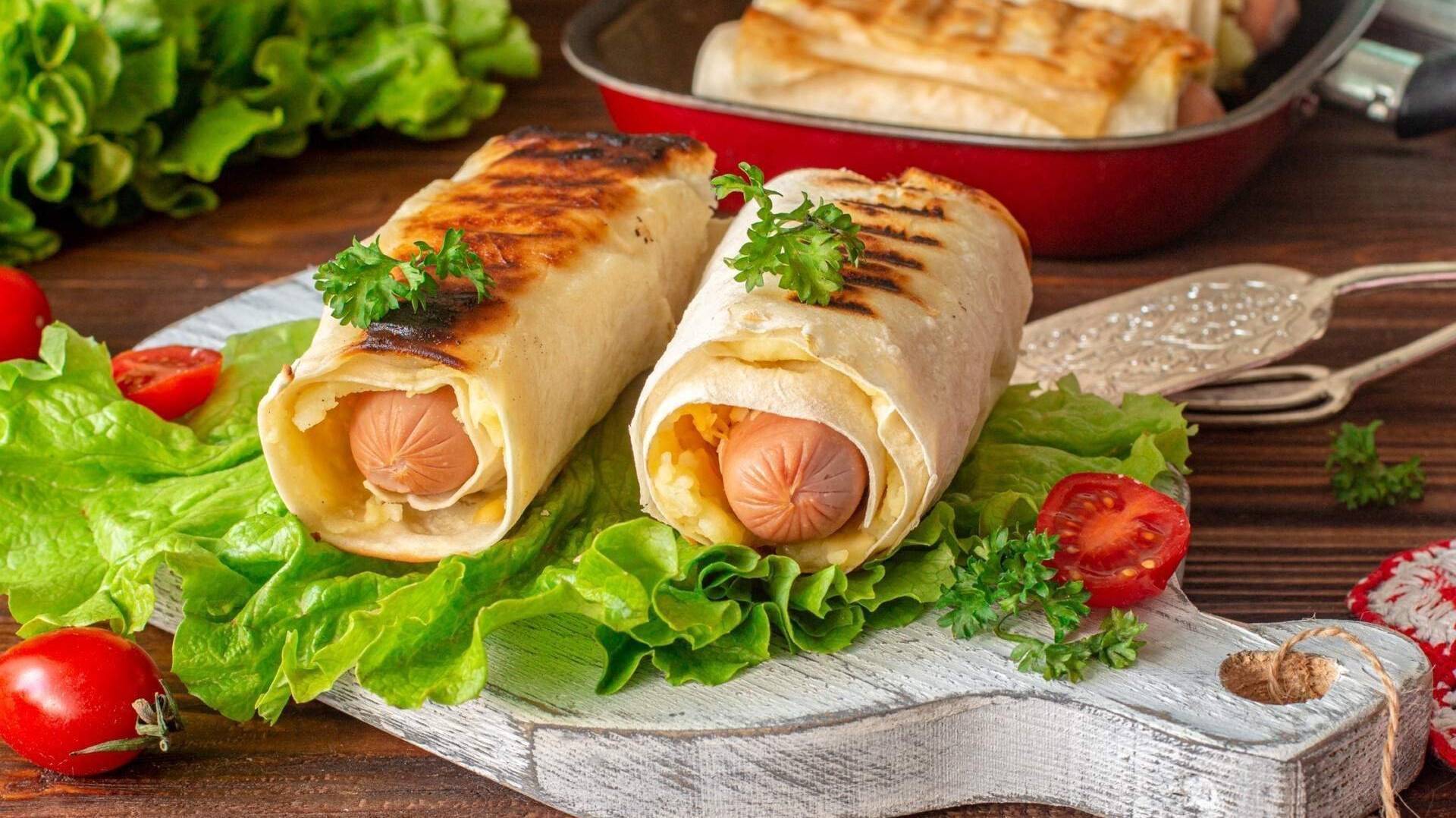 1663840526_7-mykaleidoscope-ru-p-khot-dog-v-lavashe-s-sosiskoi-yeda-oboi-7