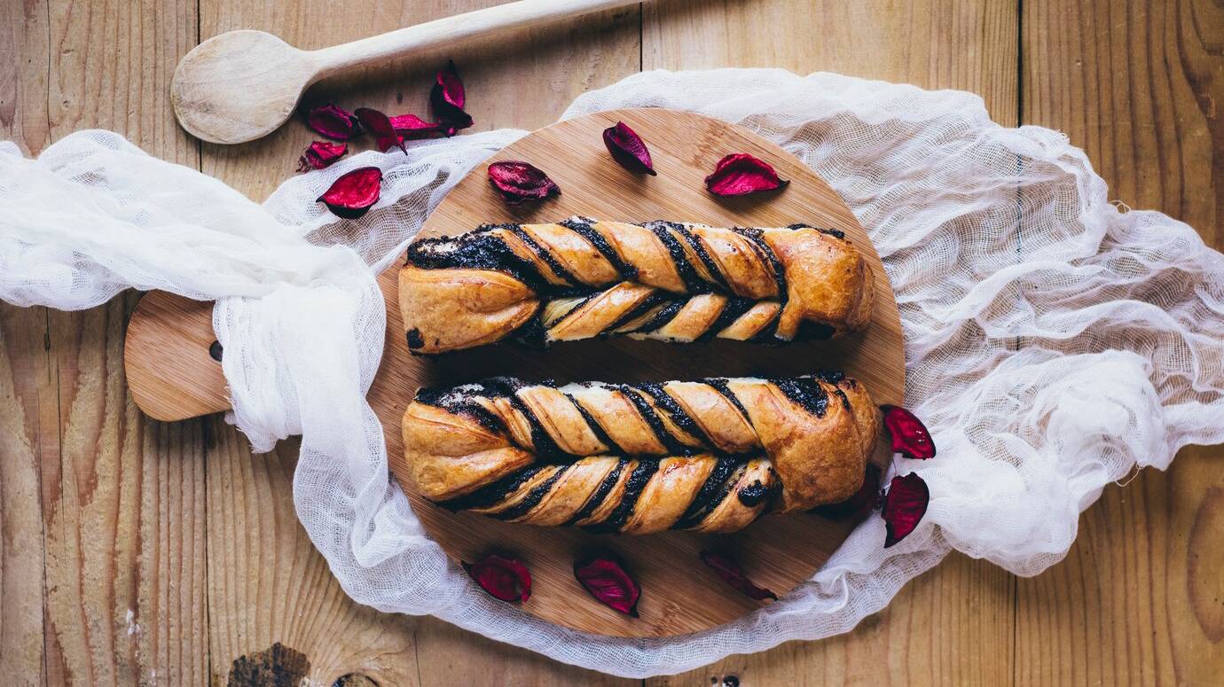buns-wooden-board_23-2147742722