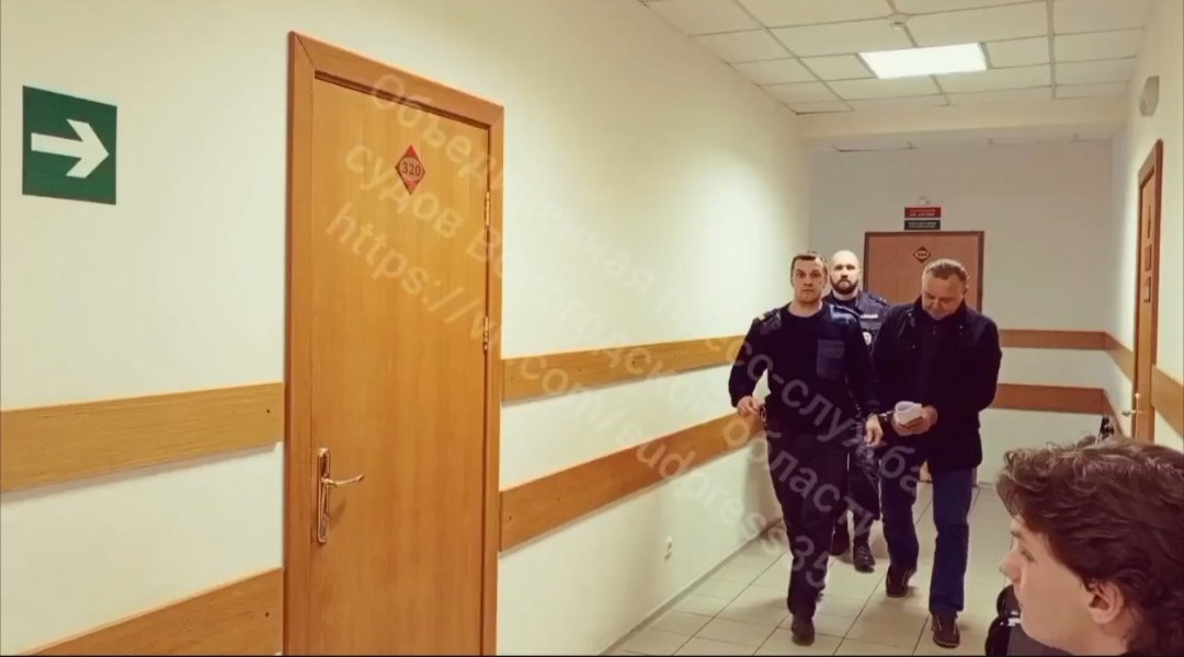 Евгения Шулепова ведут в зал Евгения Шулепова ведут в зал