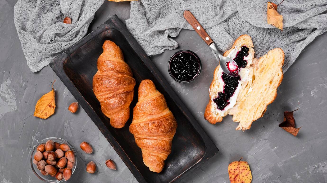 medium-shot-croissants-jam_23-2148243510