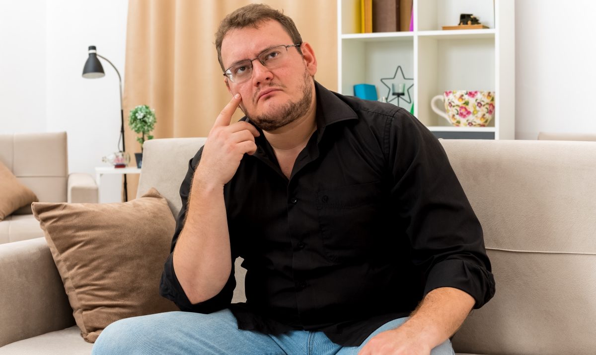 Мужчина сидит на диване freepik.com Мужчина сидит на диване freepik.com