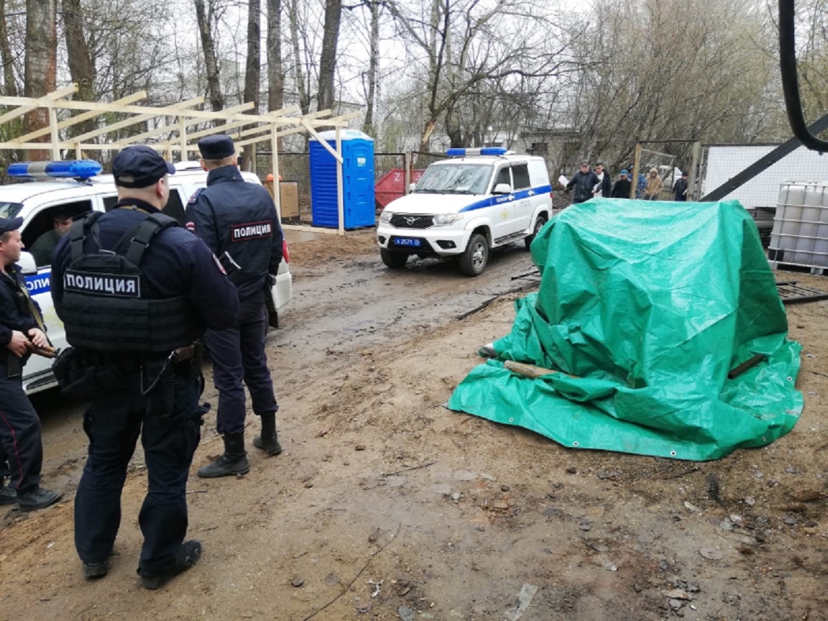 Полиция во время рейда была вооружена до зубов Полиция во время рейда была вооружена до зубов