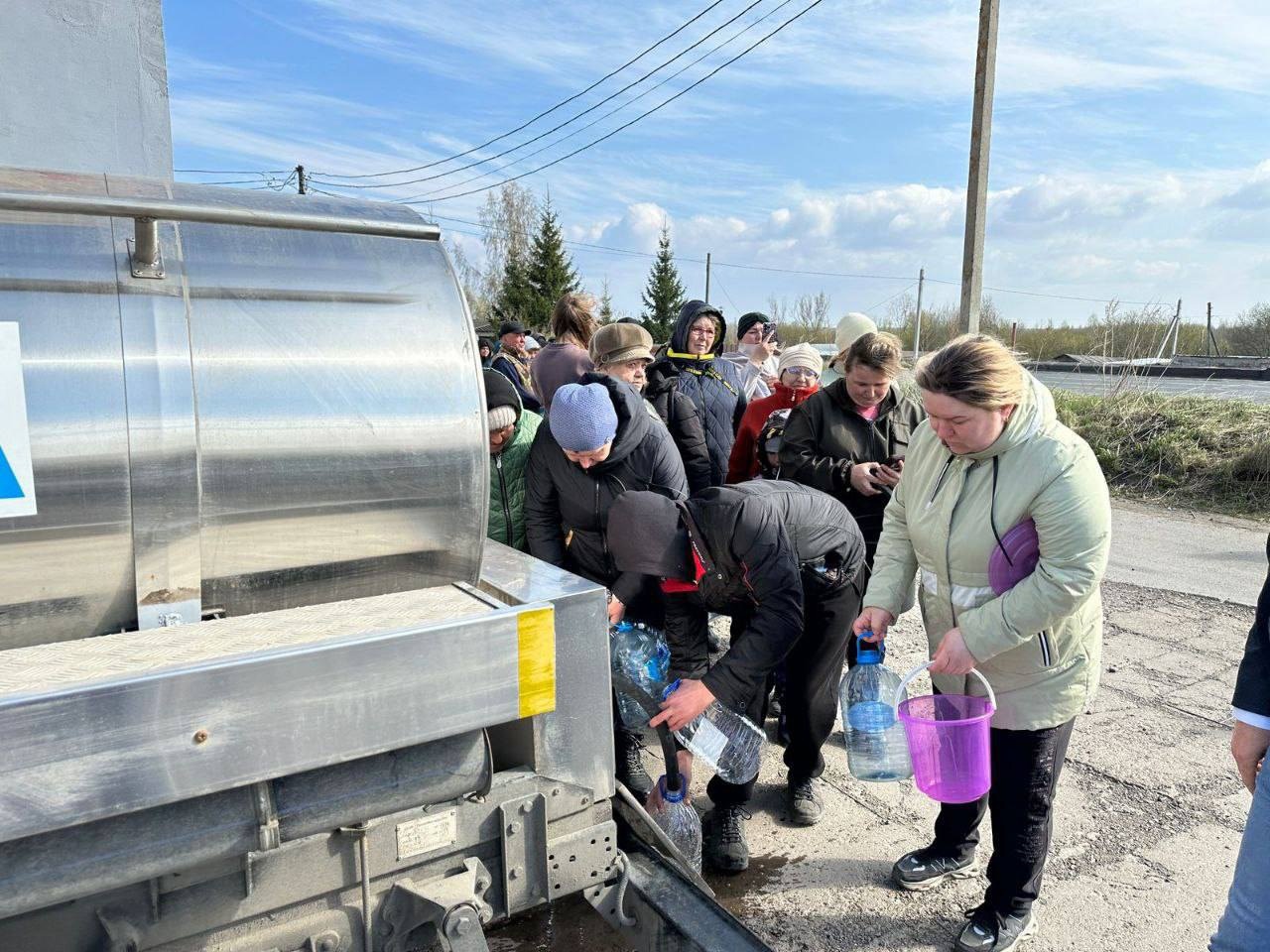 Раздача воды в Белозерске Раздача воды в Белозерске
