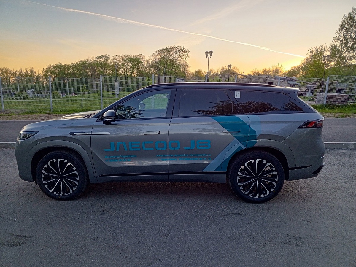 Сбоку кроссовер напоминает Range Rover