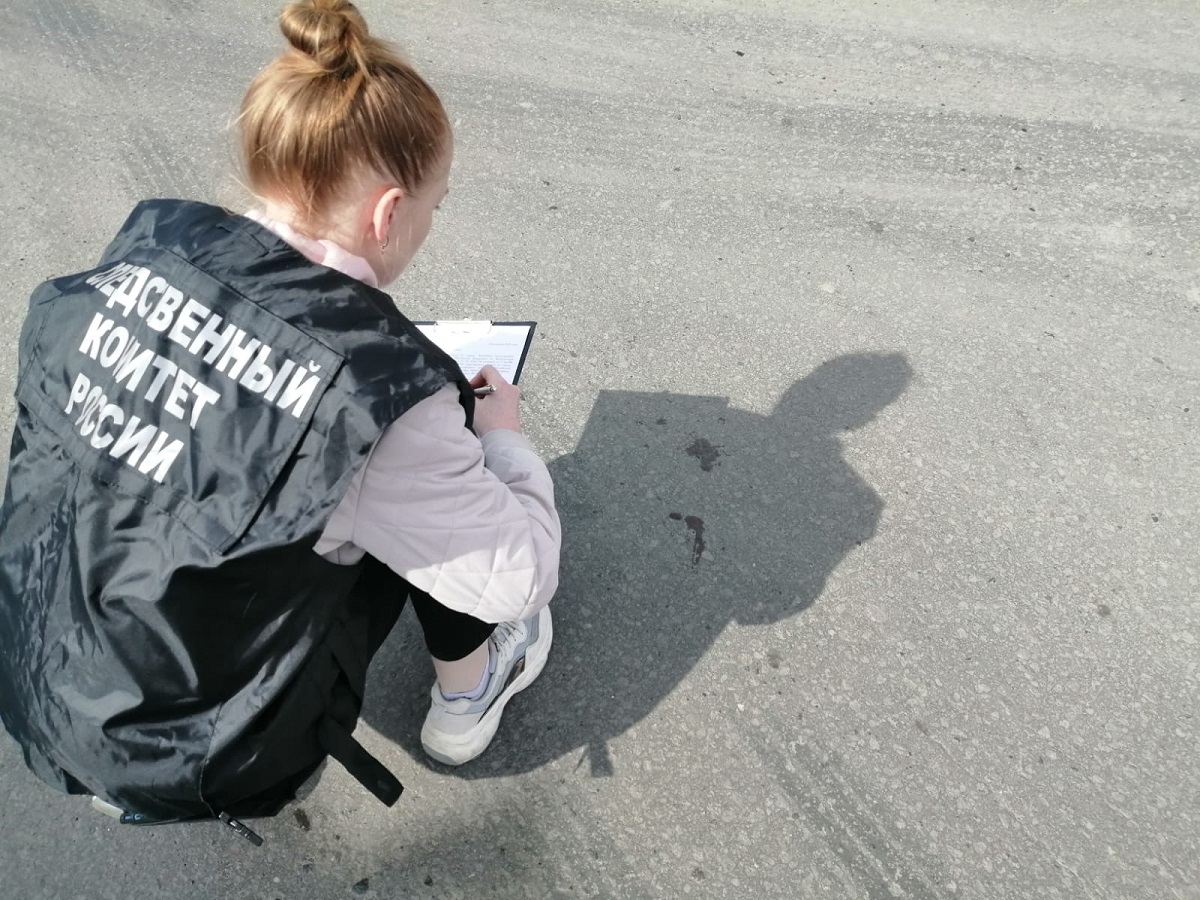 Следователь осматривает место убийства Следователь осматривает место убийства