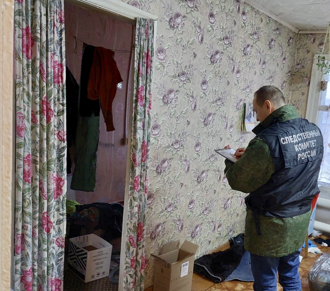Сотрудник СКР на месте убийства Сотрудник СКР на месте убийства