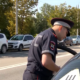 Инспектор ДПС проверяет документы
