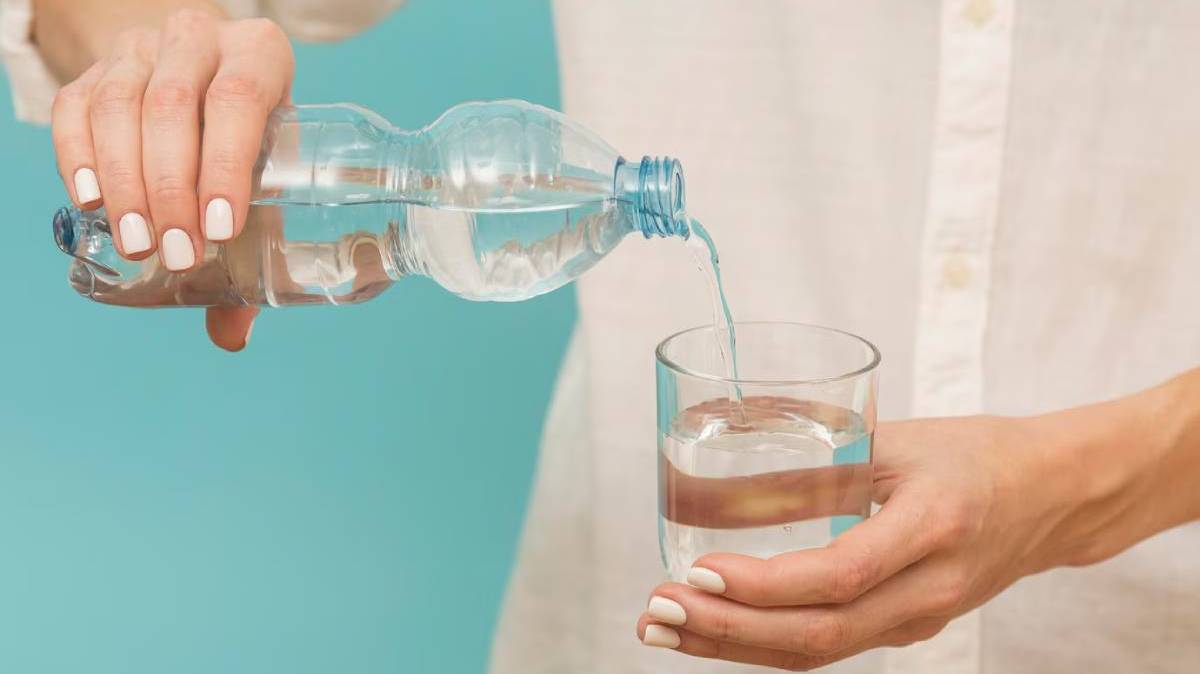 Нужно регулярно пить воду, и первый стакан - каждое утро