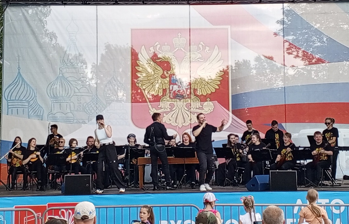 Разгар концерта на главной сцене Разгар концерта на главной сцене