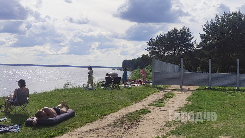 Забор на берегу Рыбинского водохранилища Забор на берегу Рыбинского водохранилища