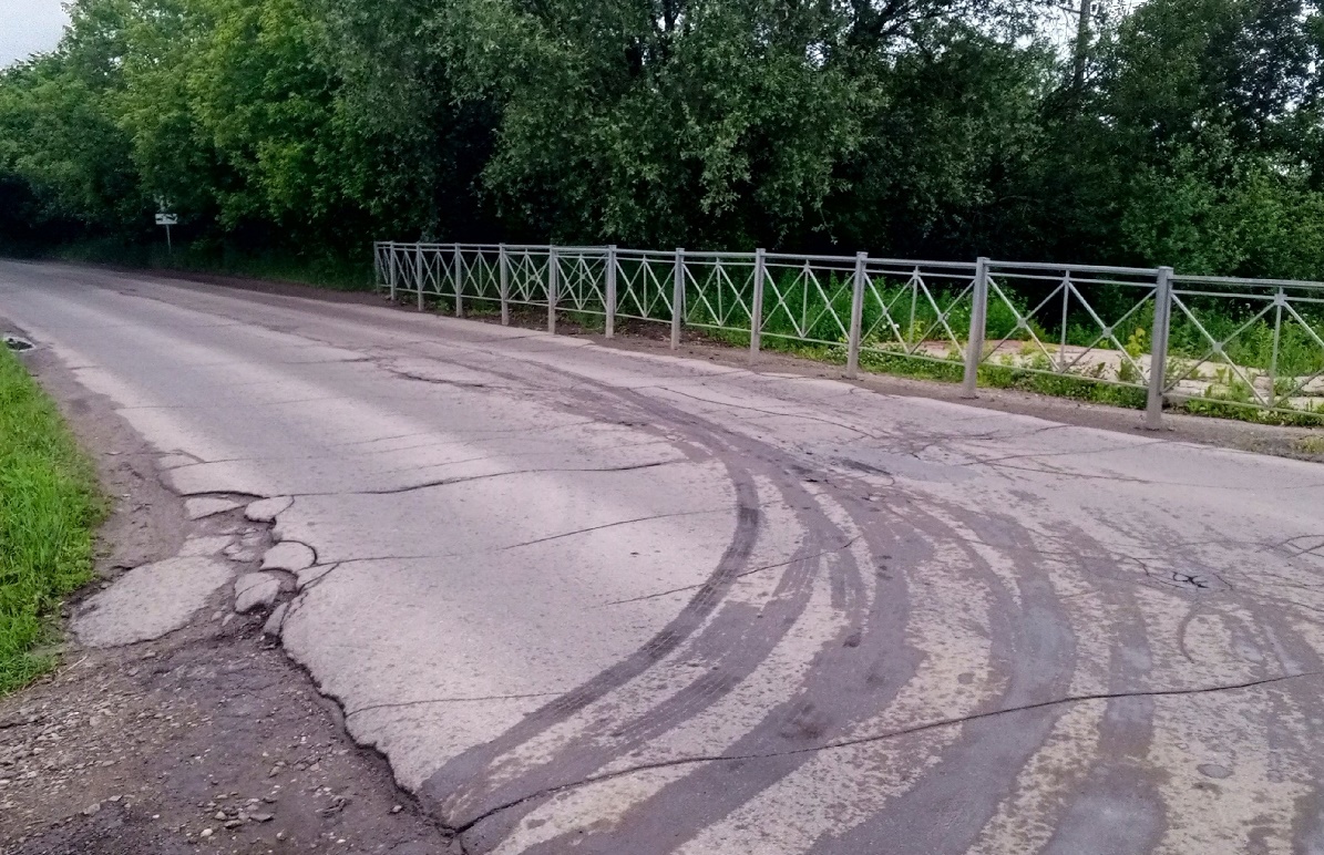 Дорога на причалы. Ее пора закрывать или делать ремонт. Но автоубийцы летят по ней почти как по трассе Дорога на причалы. Ее пора закрывать или делать ремонт. Но автоубийцы летят по ней почти как по трассе