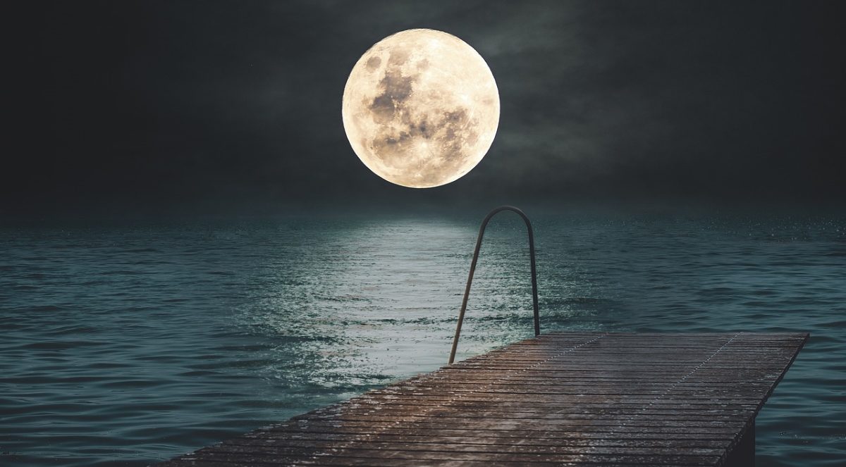 Луна над водой pixabay.com Луна над водой