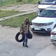Мужчина с покрышкой