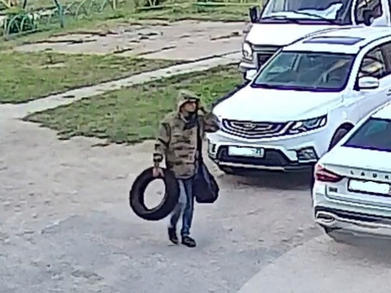 Мужчина с покрышкой Мужчина с покрышкой