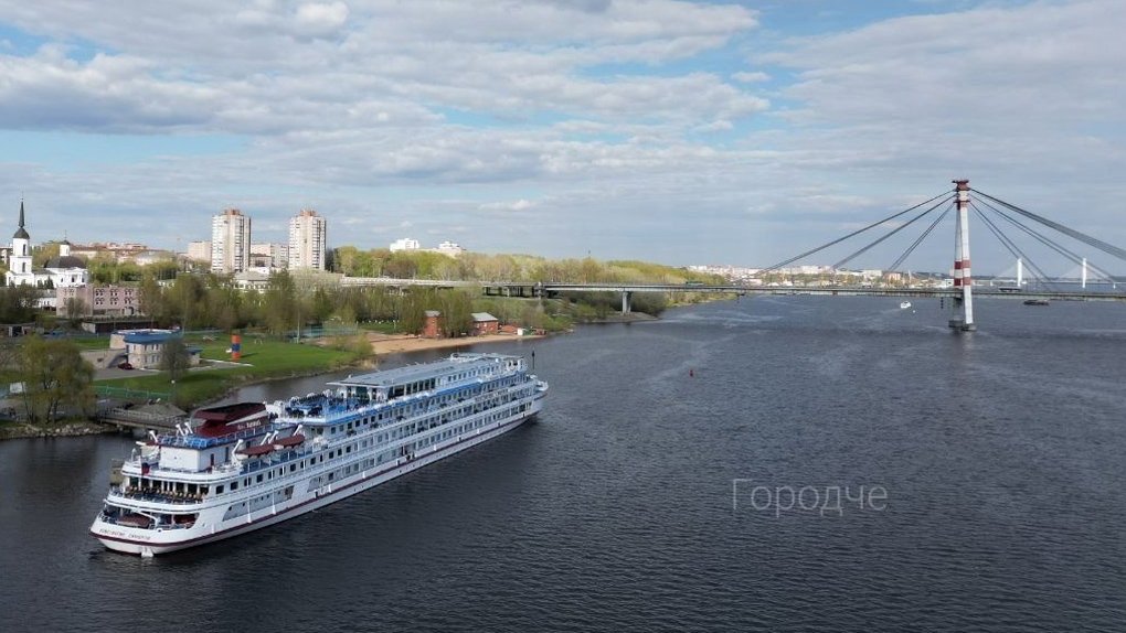 Пассажирский теплоход в Череповце Пассажирский теплоход в Череповце