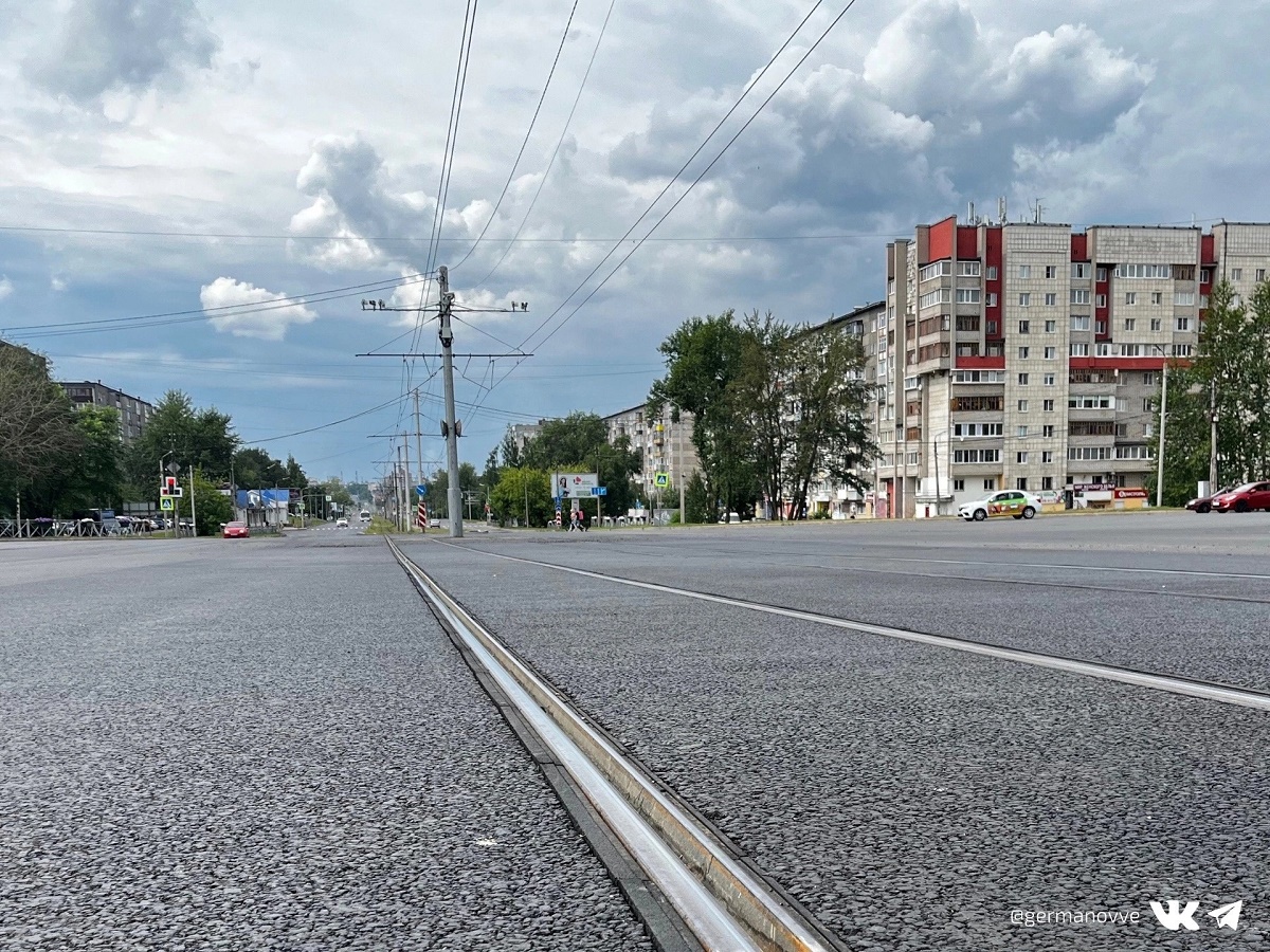 Пути теперь на одном уровне с асфальтом
