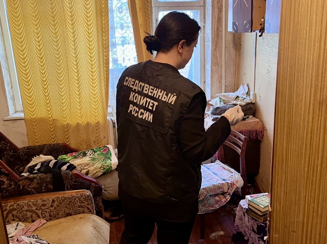 Следователь на месте убийства. Следователь на месте убийства.