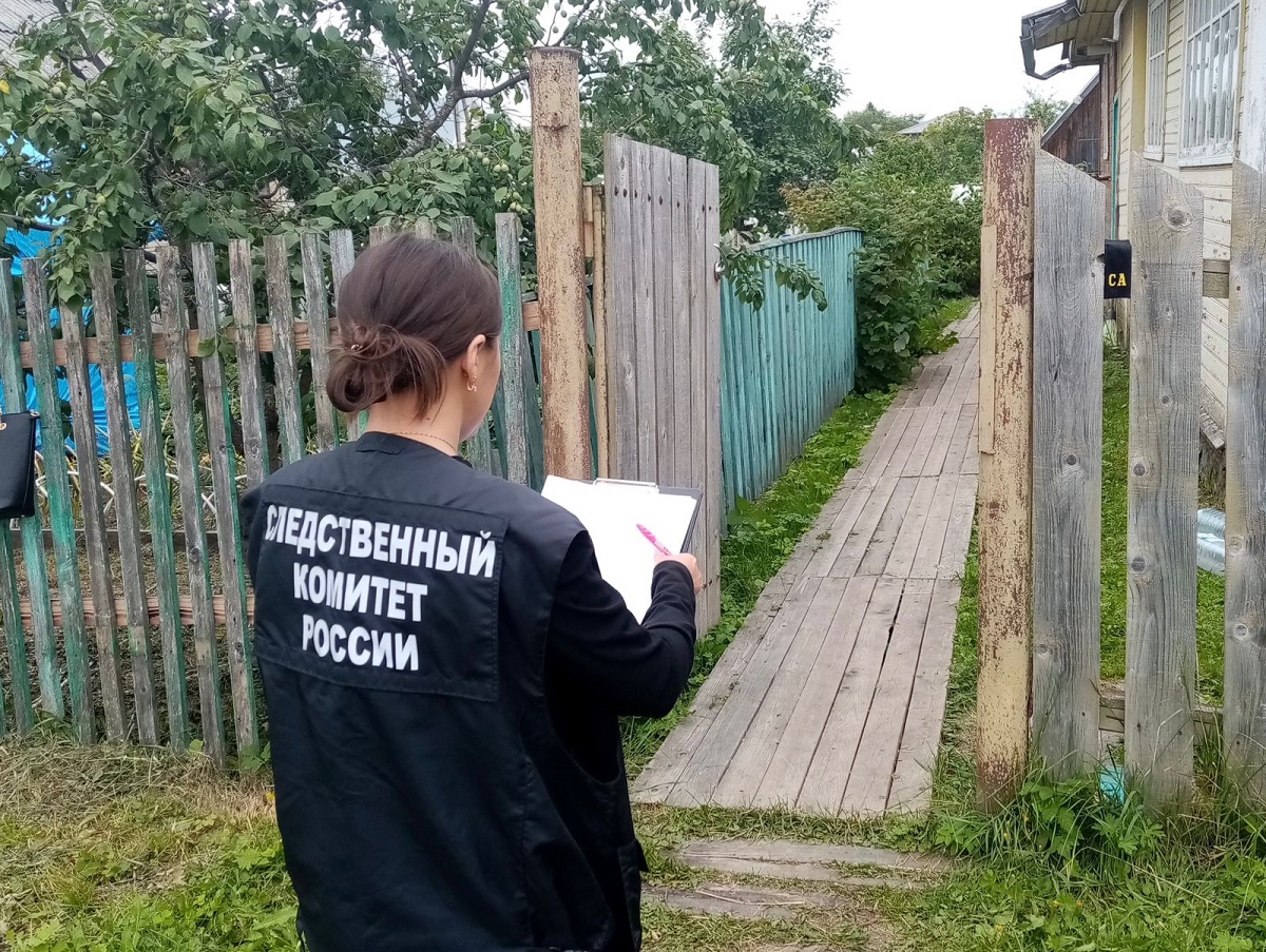 Следователь у дома, где произошло убийство Следователь у дома, где произошло убийство