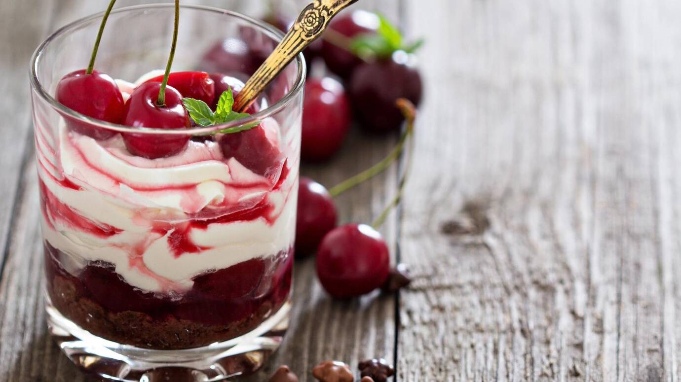 sweet-cherry-cheesecake-glass_661915-199