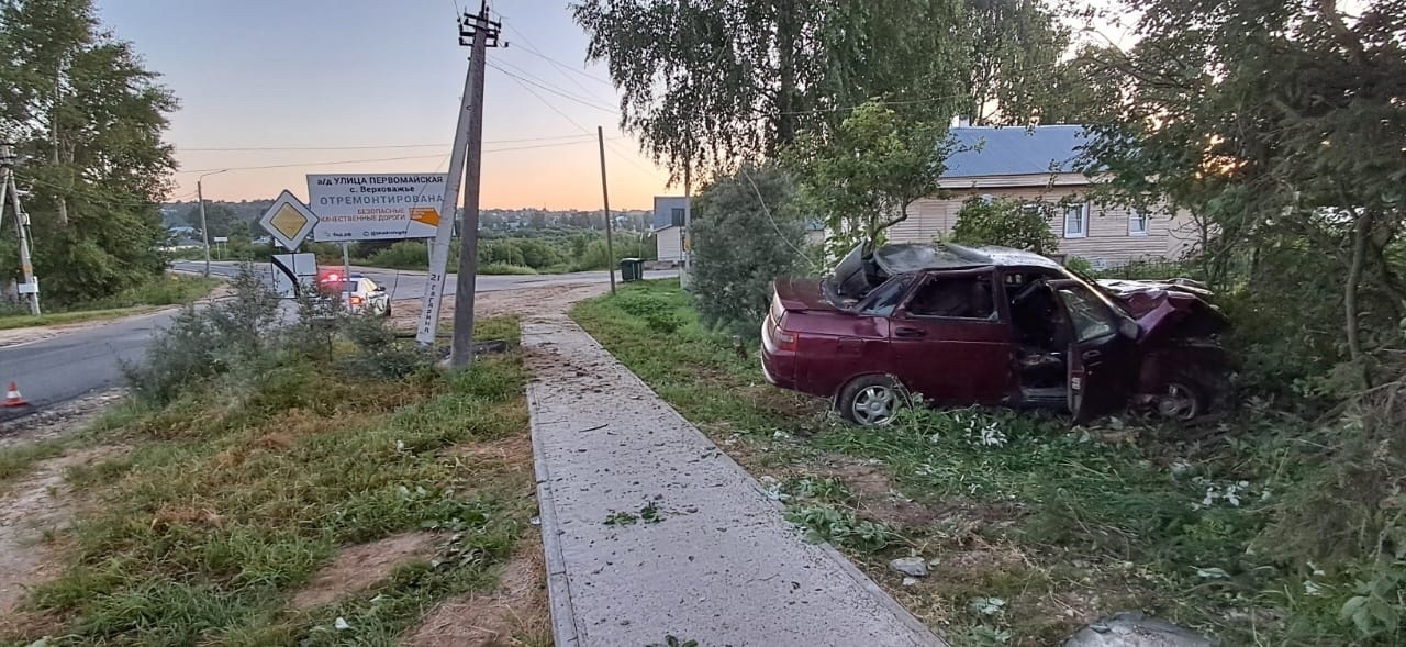ВАЗ задел столб и ушел дальше ВАЗ задел столб и ушел дальше