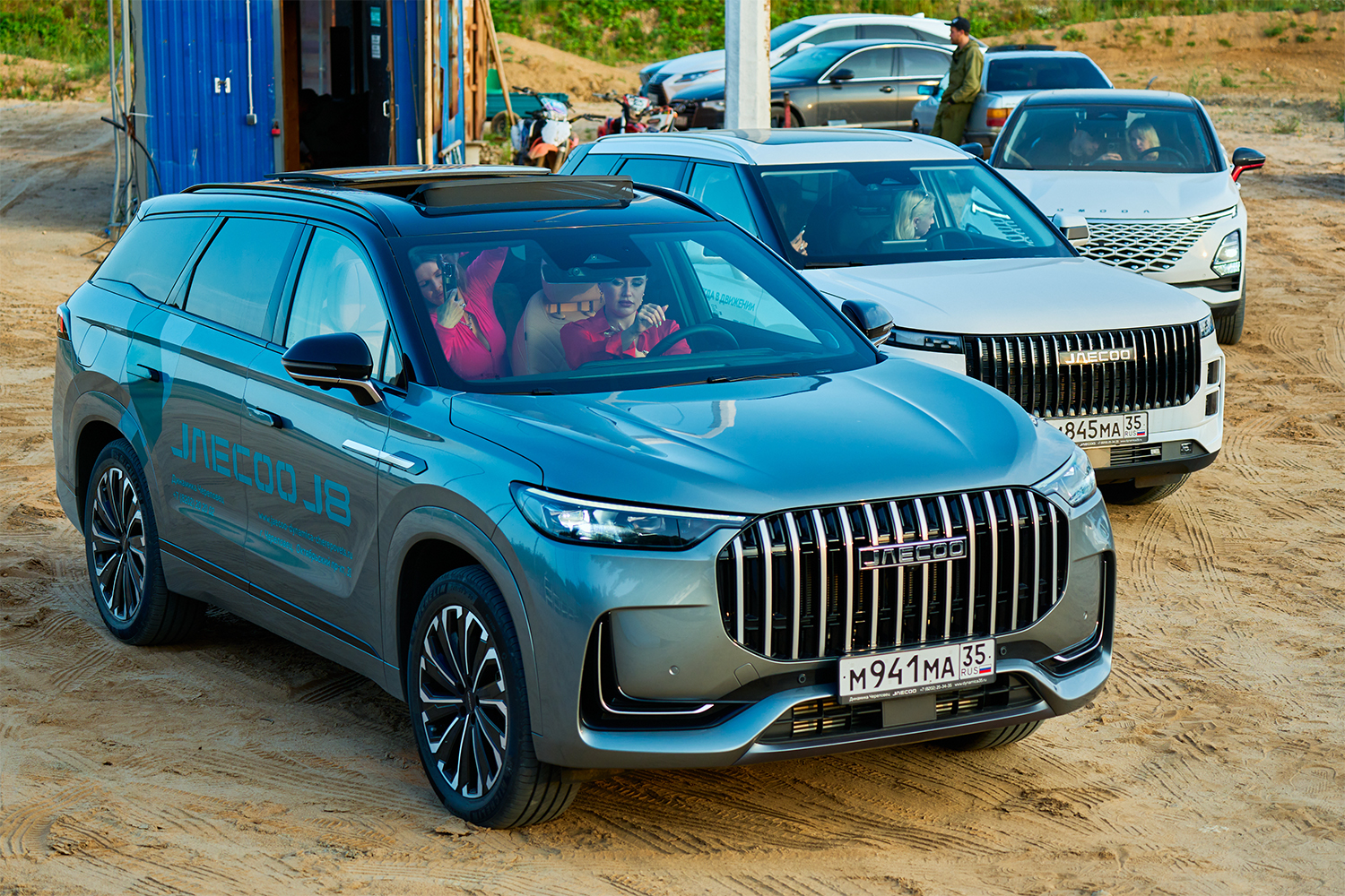 Автомобили на стадионе «Адреналин»