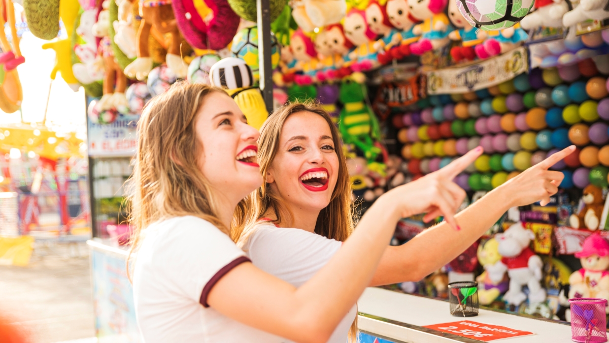 Девушке в центре развлечений freepik.com Девушке в центре развлечений freepik.com
