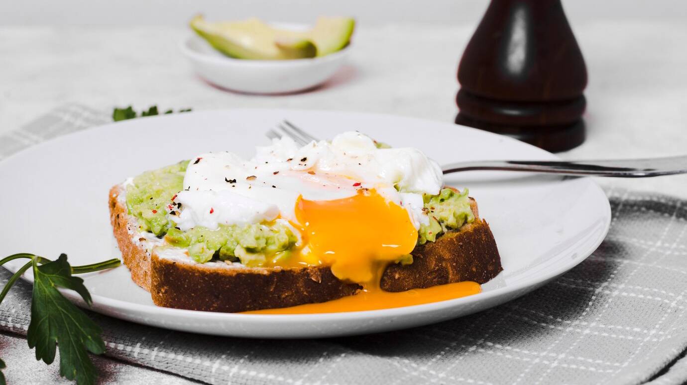 egg-top-avocado-toast_23-2148381386