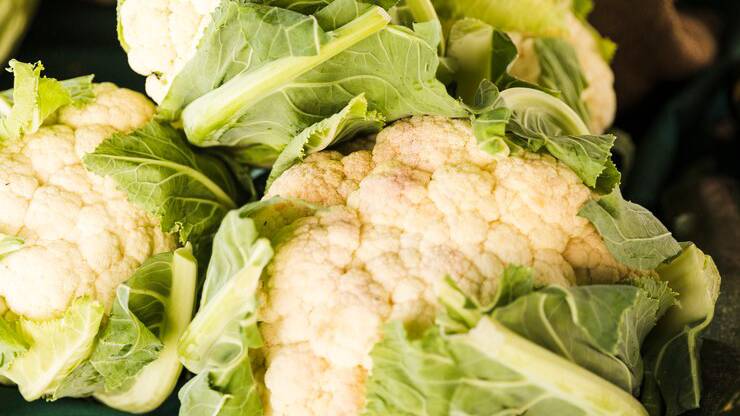 fresh-organic-cauliflower-sale-traditional-market_23-2148209715