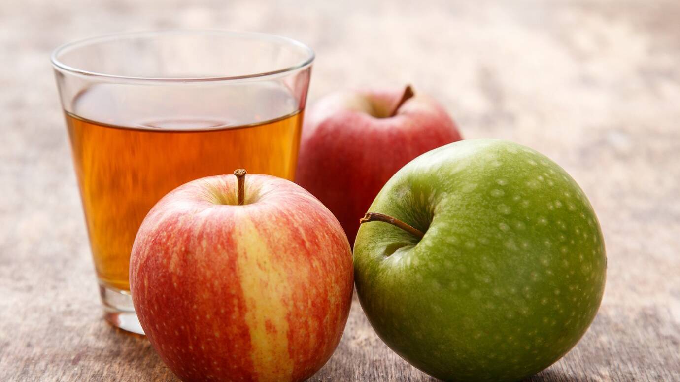 glass-apple-juice_144627-6699