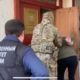 Любителя денег ведут в отдел
