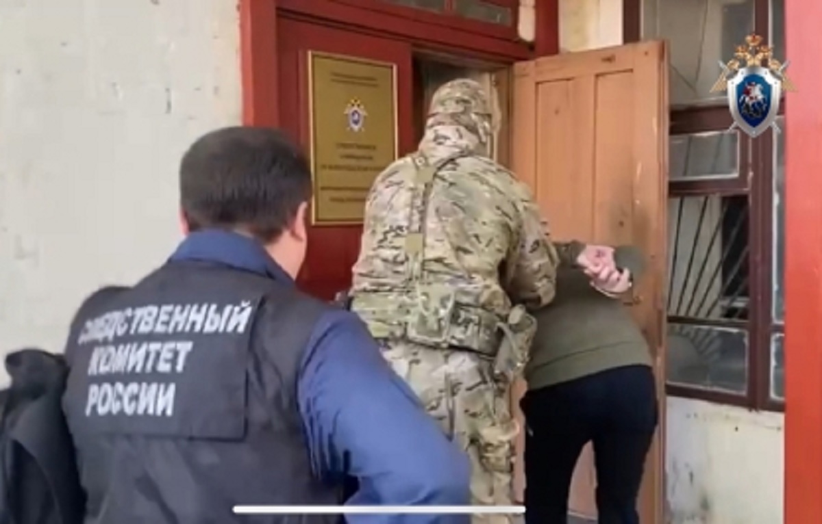 Любителя денег ведут в отдел Любителя денег ведут в отдел