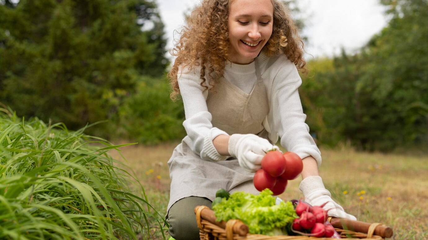 medium-shot-woman-holding-tomatoes_23-2149128088