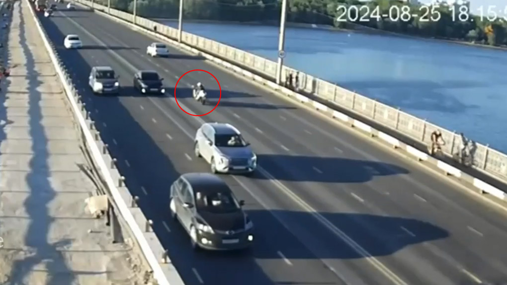 Мотоциклист на скорости 240 км в час Мотоциклист на скорости 240 км в час