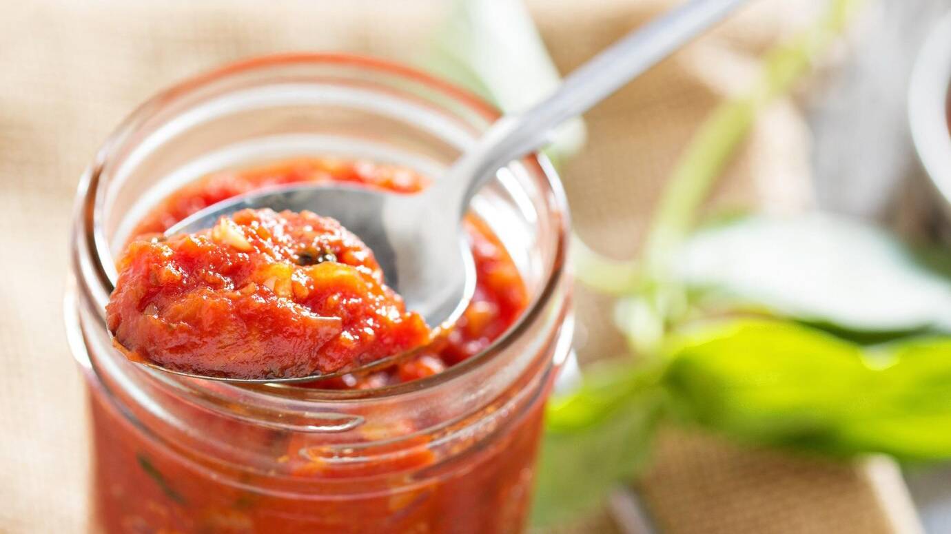 pizza-sauce-jar-selective-focus_661915-542