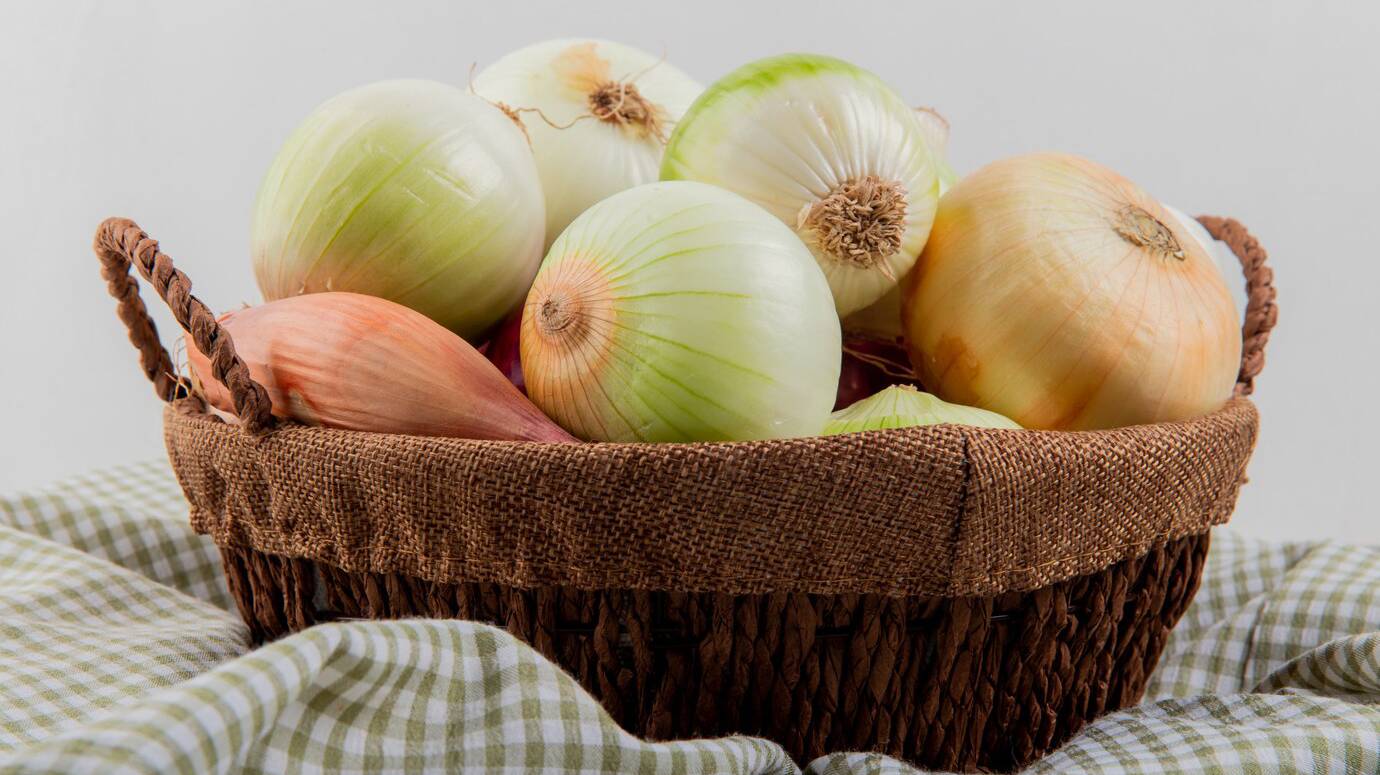 side-view-onions-basket-plaid-cloth-white-background_141793-9453 side-view-onions-basket-plaid-cloth-white-background_141793-9453