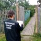 Следователь у дома, где произошло убийство