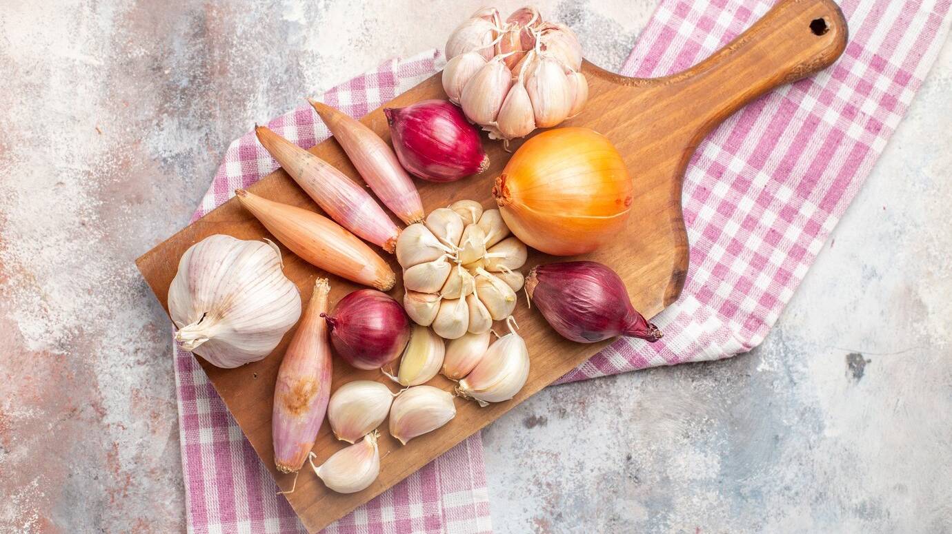 top-view-onions-garlics-fresh-ingredients-meal_140725-132102